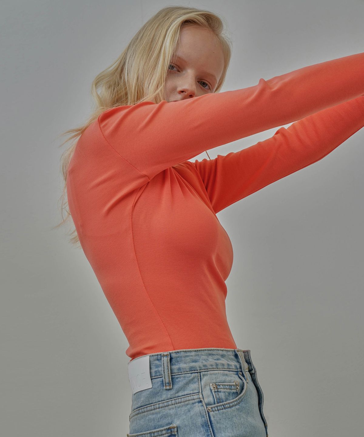 온느(ONNE) Slim Logo Turtleneck Coral