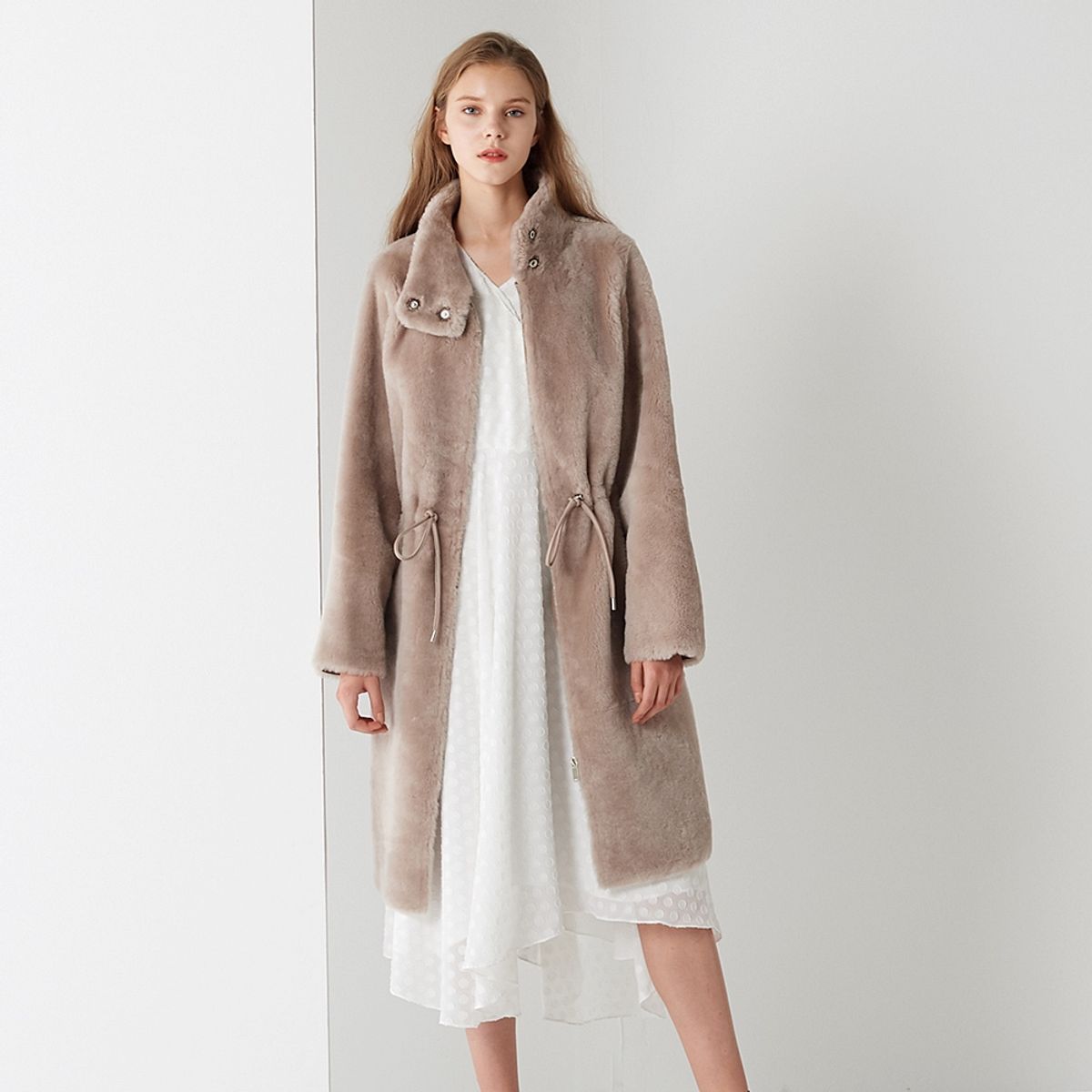 핀블랙(PINBLACK) REAL LAMB SKIN STRING MUSTANG COAT BEIGE