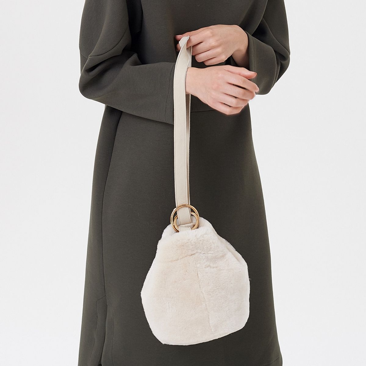 핀블랙(PINBLACK) REVERSIBLE REAL MUSTANG MINI BAG IVORY