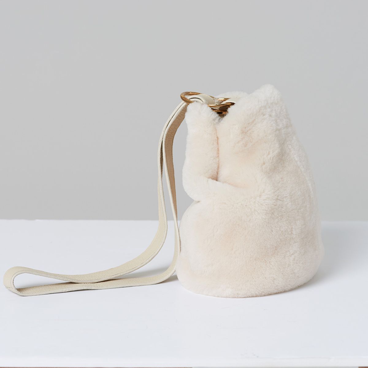 핀블랙(PINBLACK) REVERSIBLE REAL MUSTANG MINI BAG IVORY