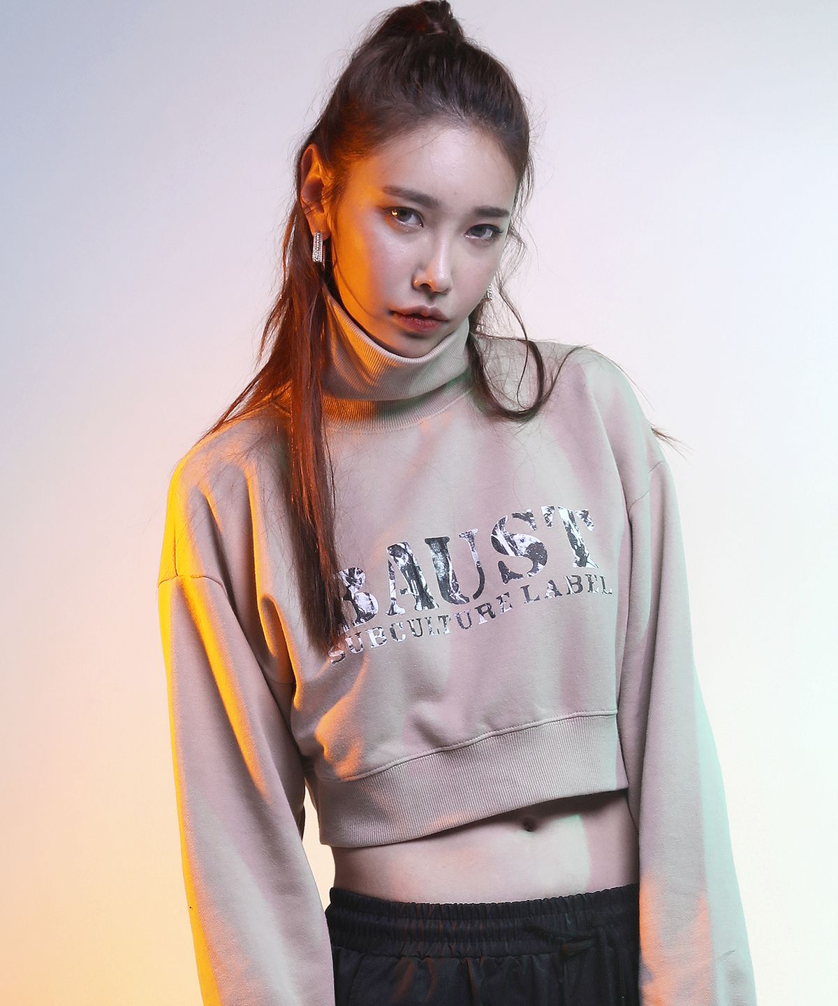 바우스트(BAUST) 로고 프린팅 루즈핏 터틀넥 크롭 맨투맨[BEIGE]
