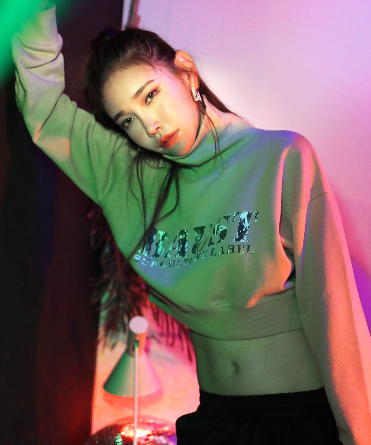 바우스트(BAUST) 로고 프린팅 루즈핏 터틀넥 크롭 맨투맨[BEIGE]