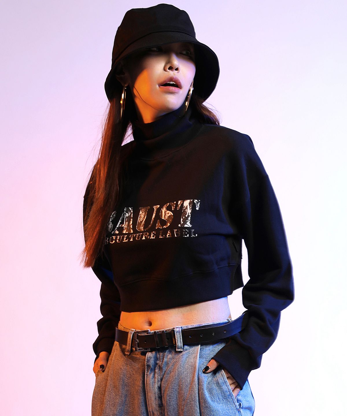 바우스트(BAUST) 로고 프린팅 루즈핏 터틀넥 크롭 맨투맨BLACK]
