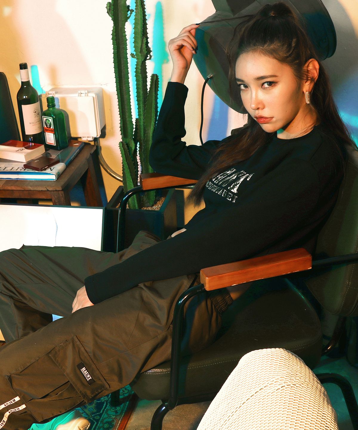 바우스트(BAUST) 로고 프린팅 루즈핏 크롭 슬리브[BLACK]