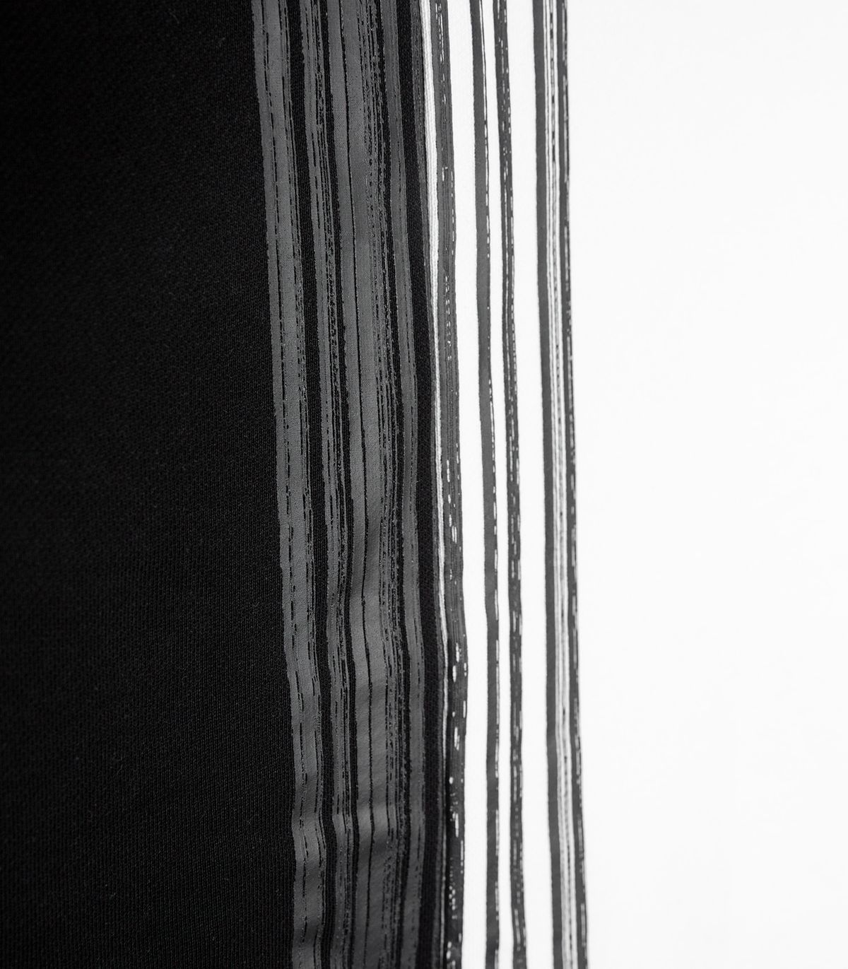 바이브레이트(VIBRATE) HALF DIVIDED HOODIE (BLACK & WHITE)