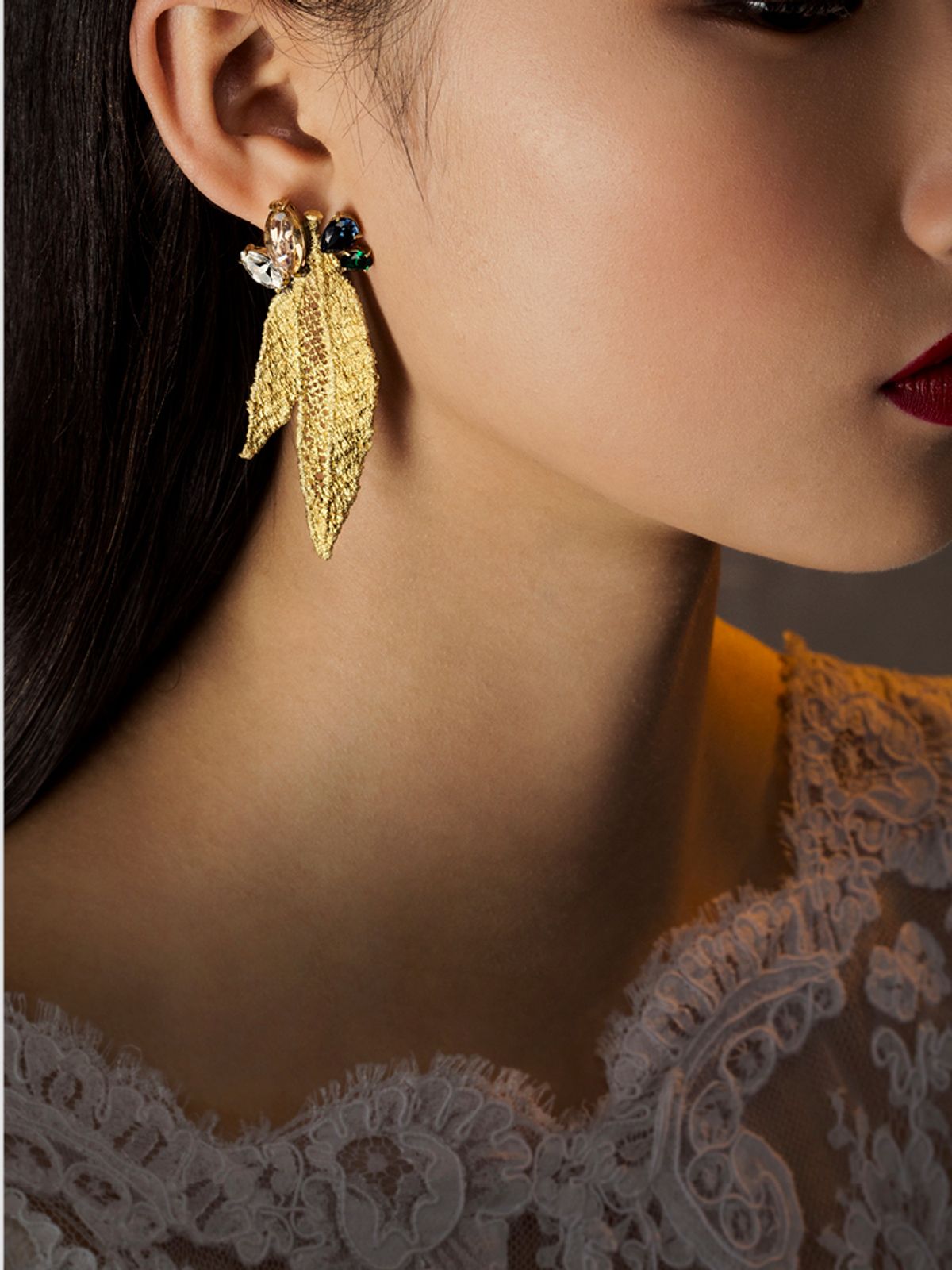 엘리오나(ELYONA) Casted Lace Long Drop Earrings