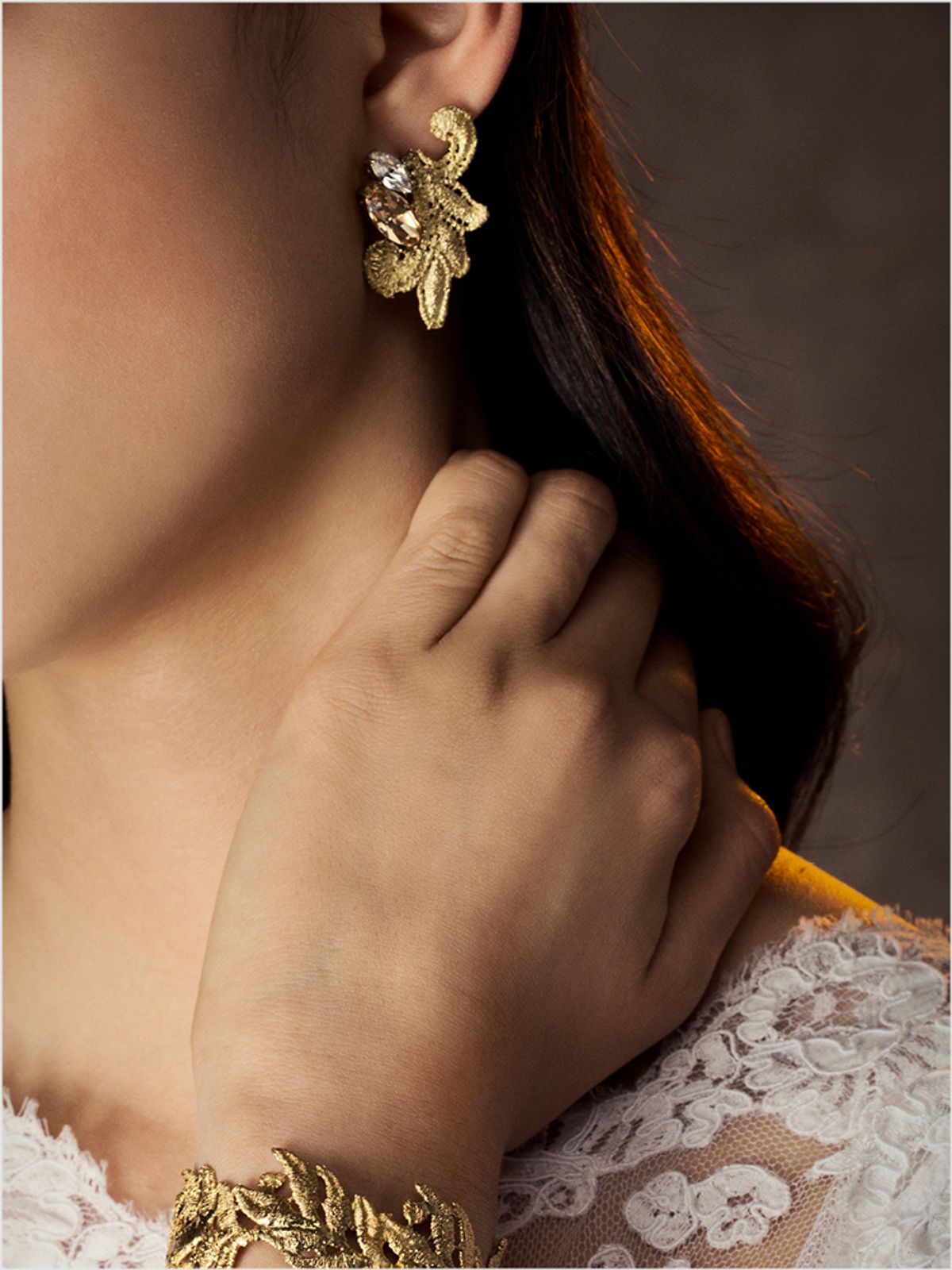 엘리오나(ELYONA) Casted Lace Earrings