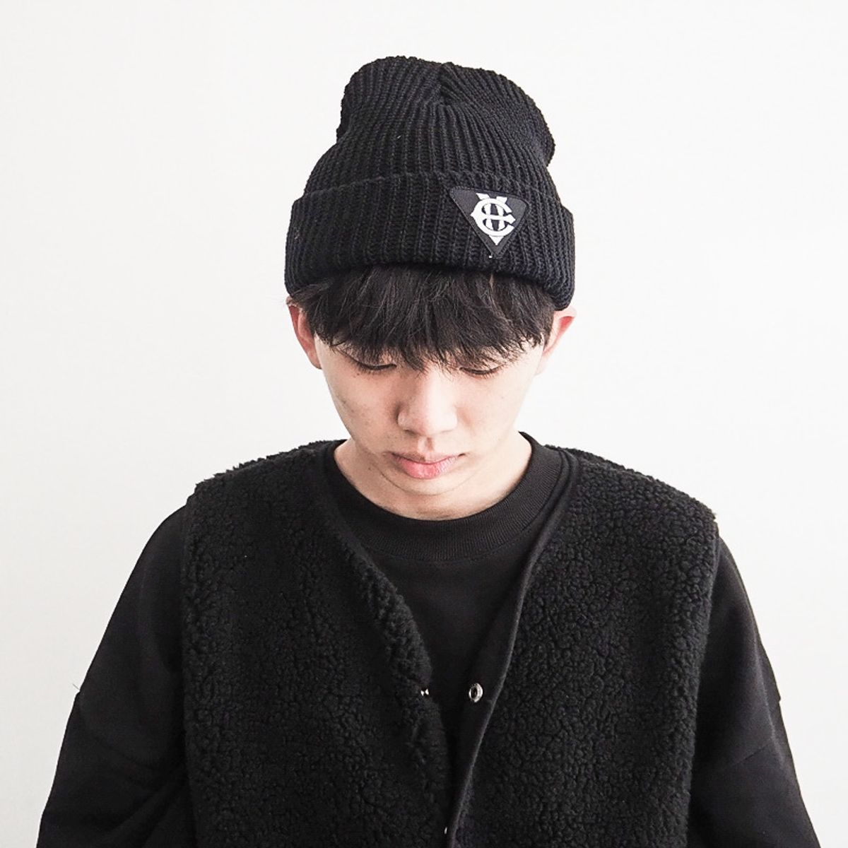 에잇볼륨(EIGHTVOLUME) EV T 패치 니트 비니 (블랙)