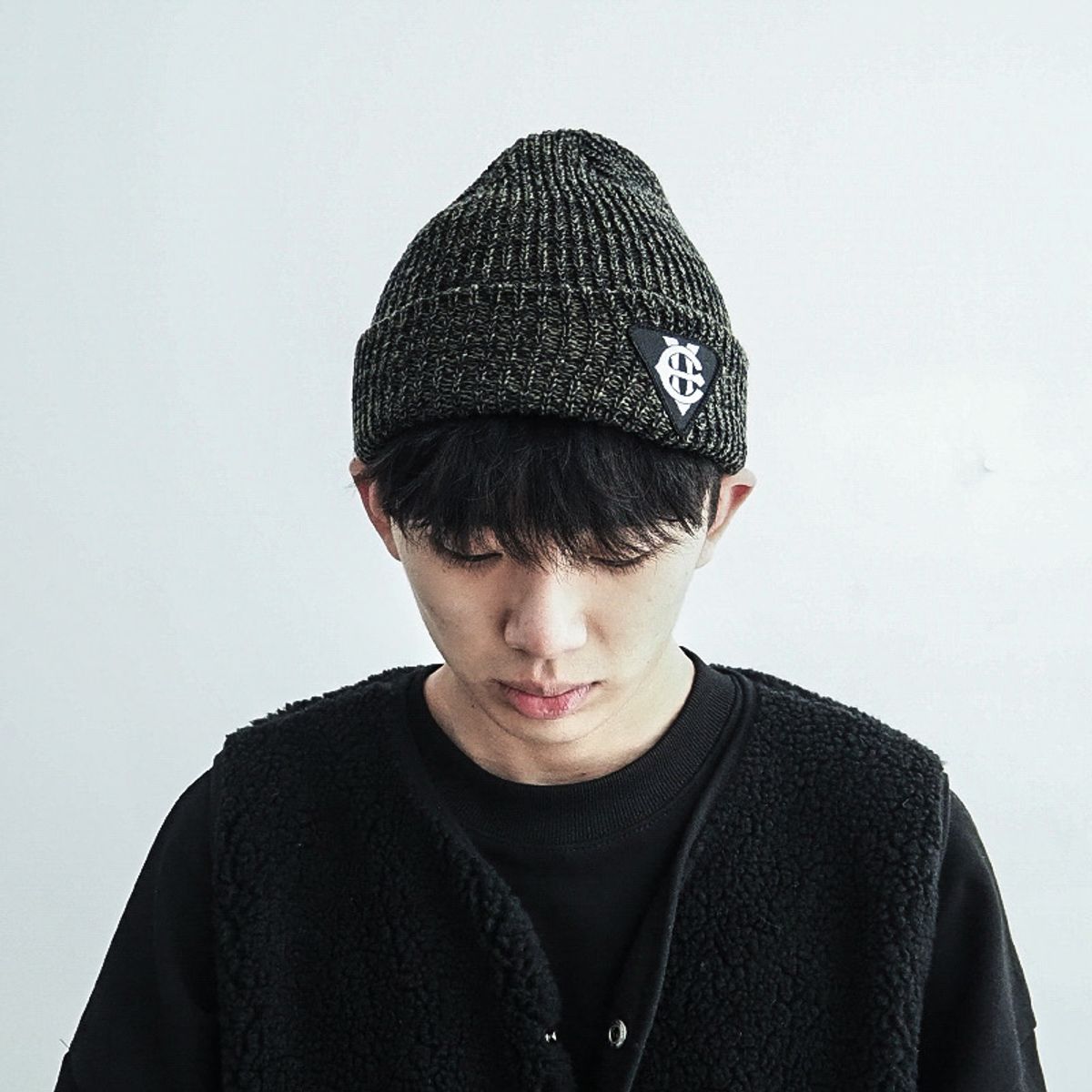 에잇볼륨(EIGHTVOLUME) EV T패치 니트 비니 (올리브)