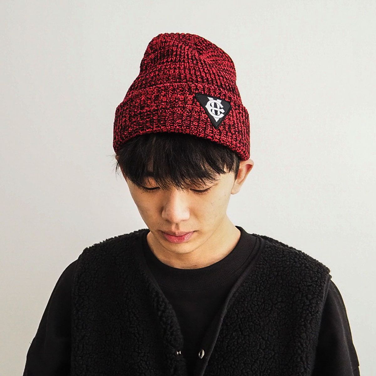 에잇볼륨(EIGHTVOLUME) EV T 패치 니트 비니 (레드)