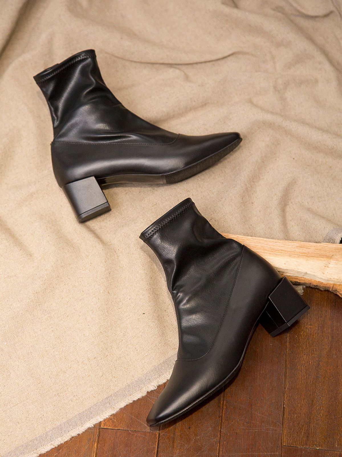 바이언스(BYEUUNS) BIB18410 KATE ANKLE BLACK 스판삭스앵클부츠