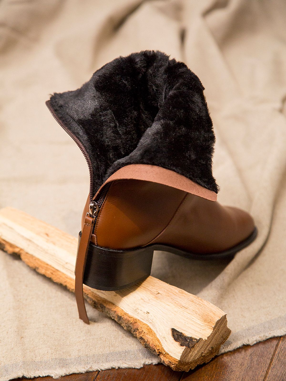 바이언스(BYEUUNS) BIB18407 ANN ANKLE BOOTS TAN 퍼내피 앵클부츠 탄(브라운)