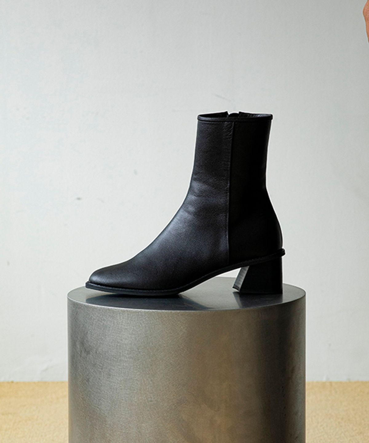 바이언스(BYEUUNS) BJB19414 MOOD ANKLE BOOTS BLACK