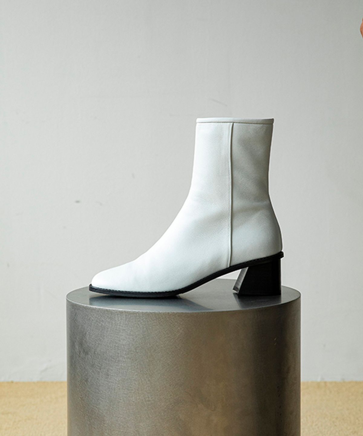 바이언스(BYEUUNS) BJB19414 MOOD ANKLE BOOTS WHITE