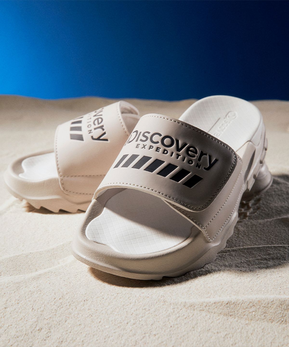 디스커버리 익스페디션(DISCOVERY EXPEDITION) 버킷 슬라이드 (BEIGE)