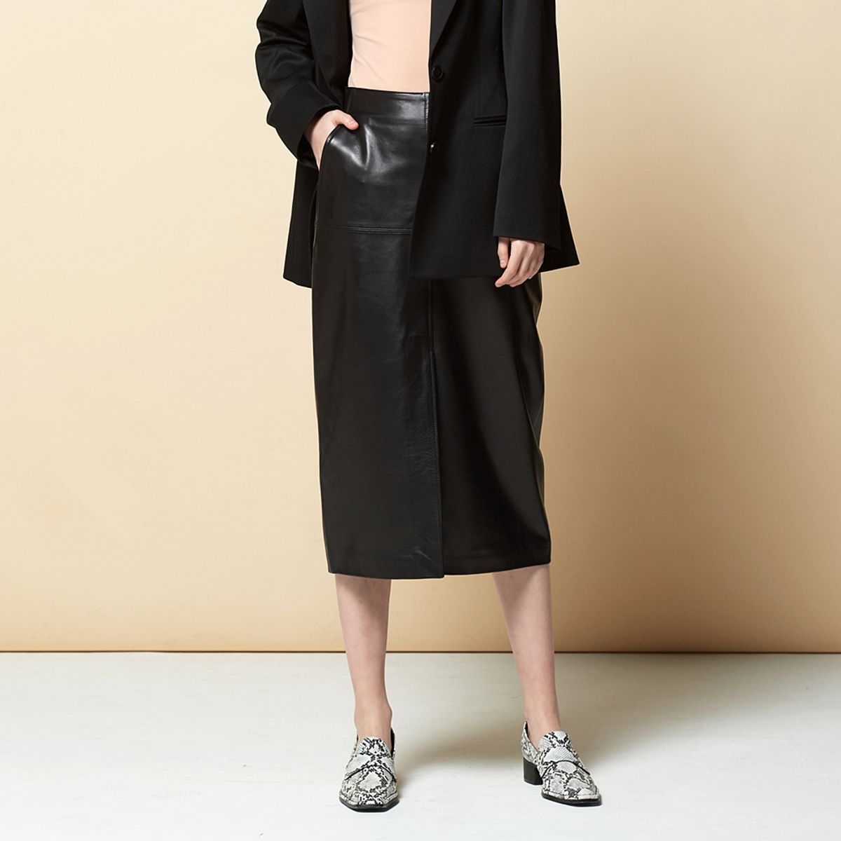 핀블랙(PINBLACK) SILIT LEATHER SKIRTS BLACK