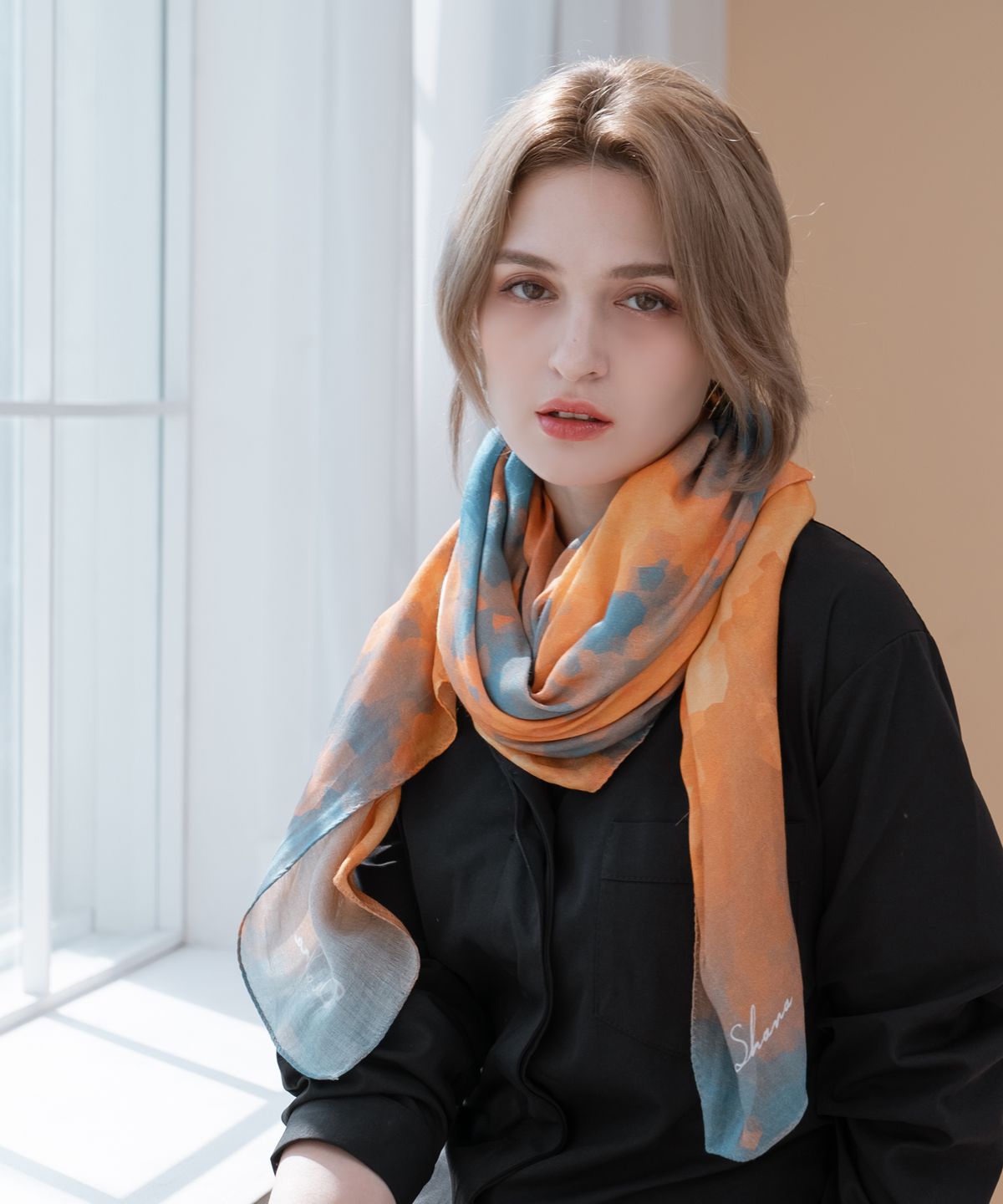 드샤나(DE SHANA) 스카이 썬라잇 스카프 - 오렌지 블루
