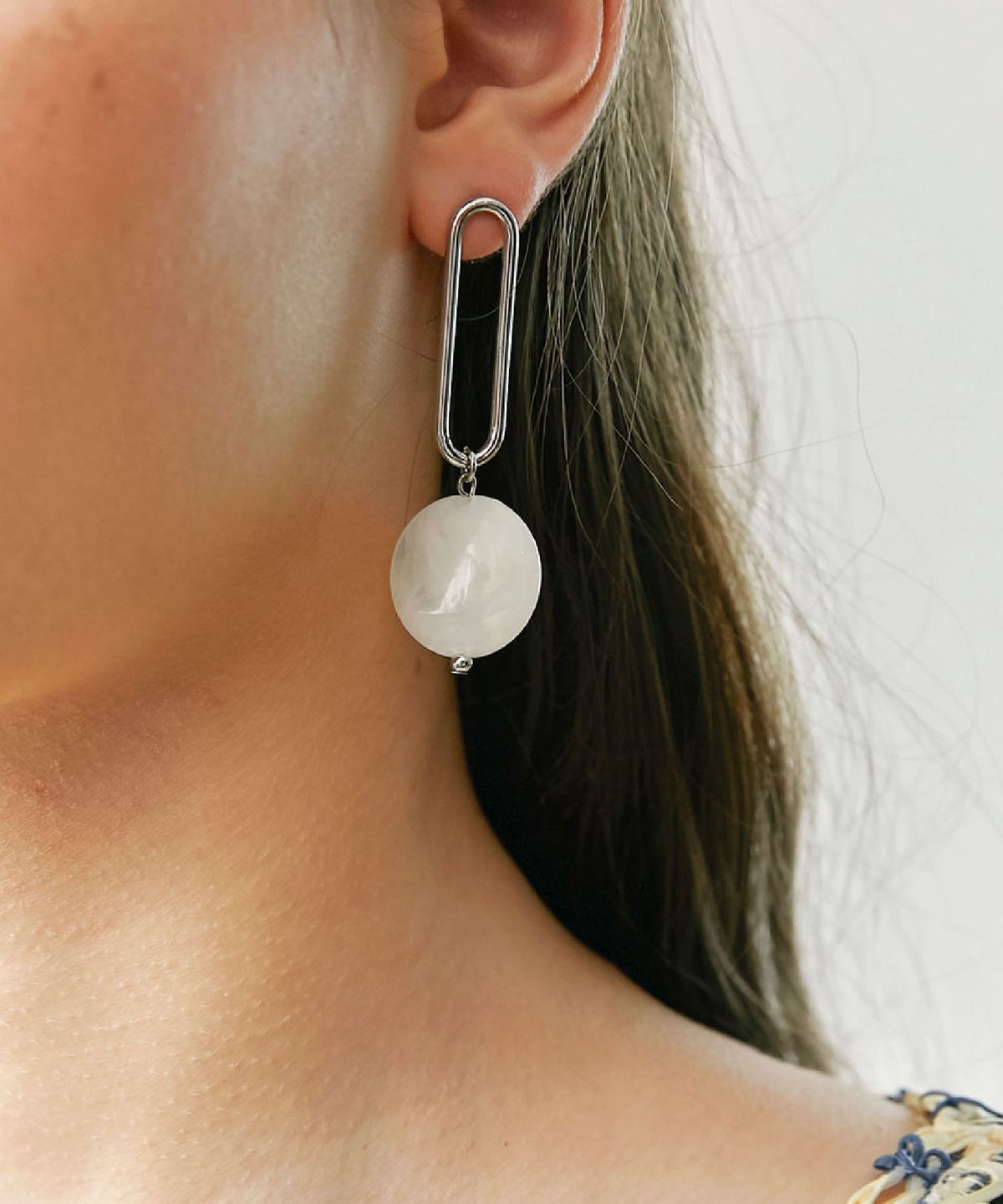 위트홀리데이(WIT-HOLIDAY) pebble sand long hoop earring