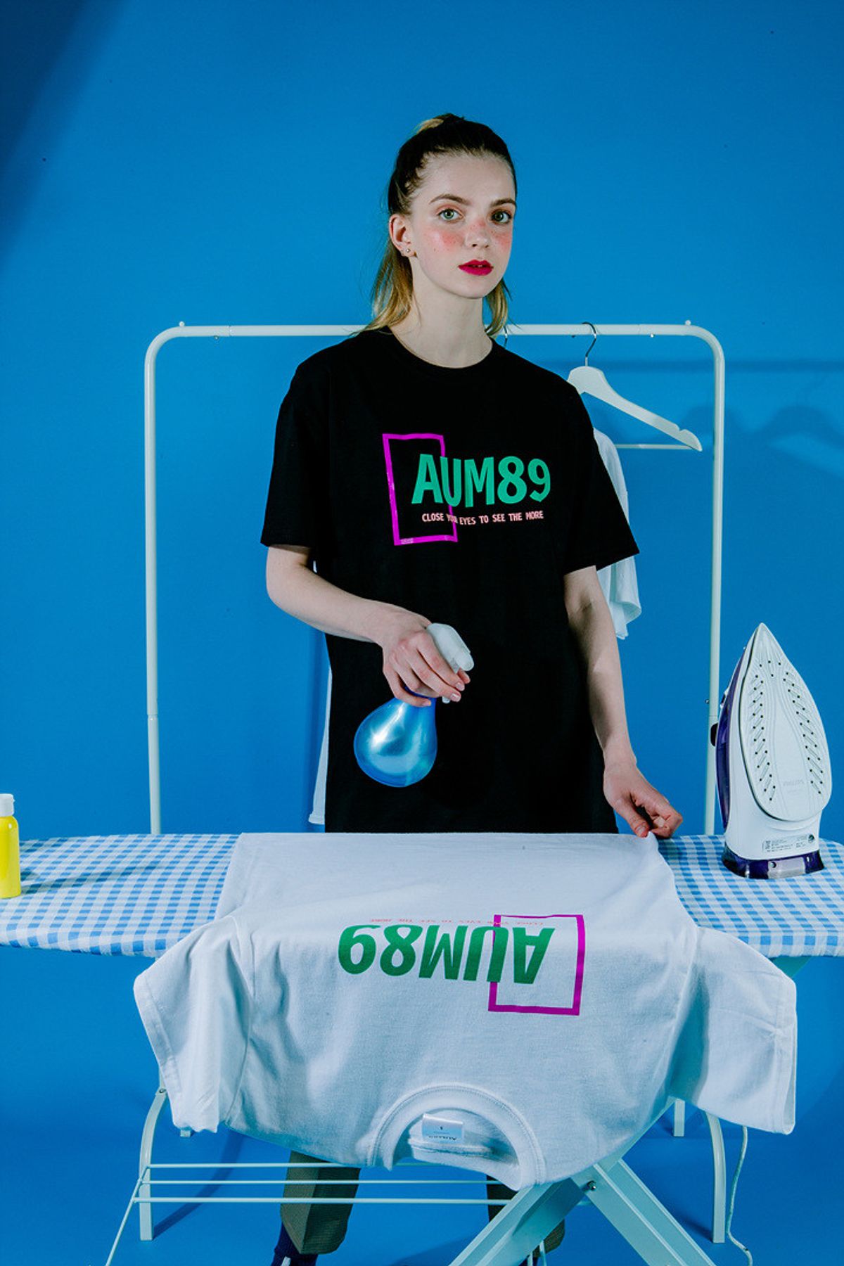 아움89(AUM89) 스퀘어 로고 티셔츠 (블랙)