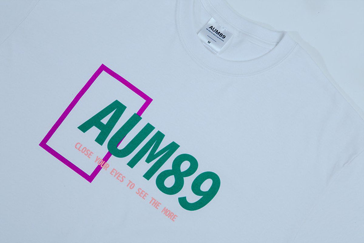 아움89(AUM89) 스퀘어 로고 티셔츠 (화이트)