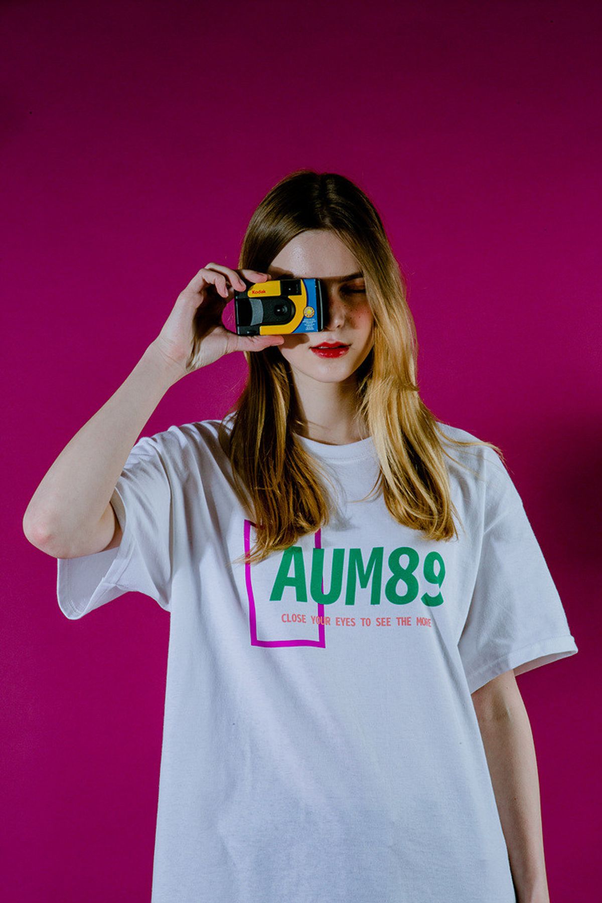 아움89(AUM89) 스퀘어 로고 티셔츠 (화이트)