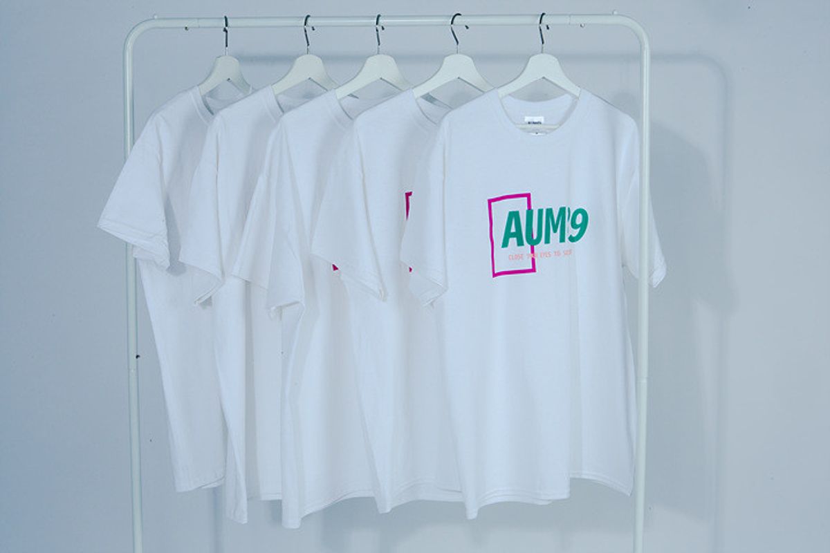 아움89(AUM89) 스퀘어 로고 티셔츠 (화이트)