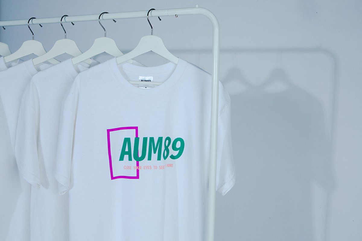 아움89(AUM89) 스퀘어 로고 티셔츠 (화이트)