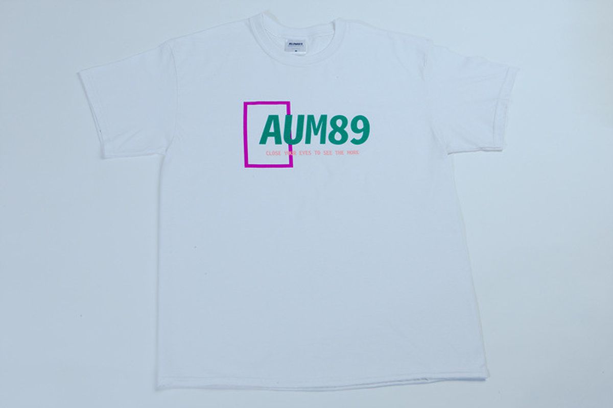 아움89(AUM89) 스퀘어 로고 티셔츠 (화이트)