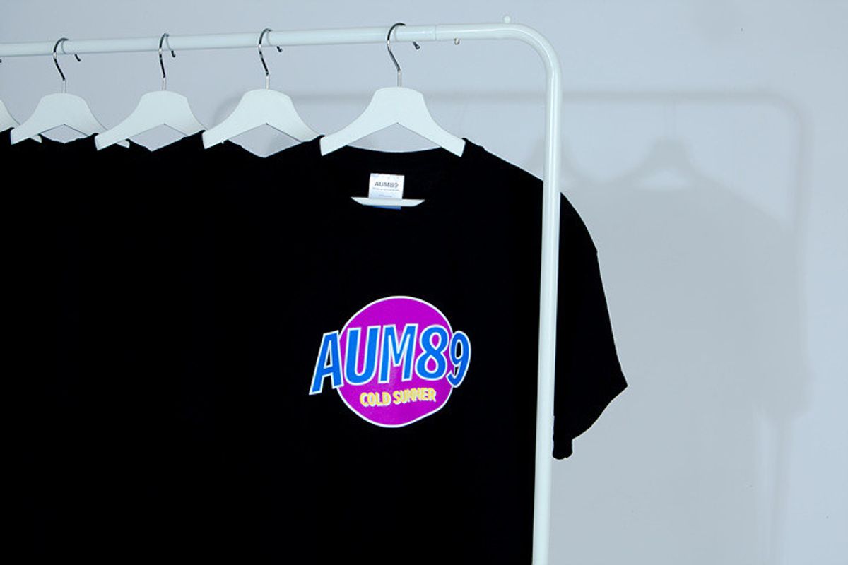 아움89(AUM89) 콜드 썸머 로고 티셔츠 (블랙)