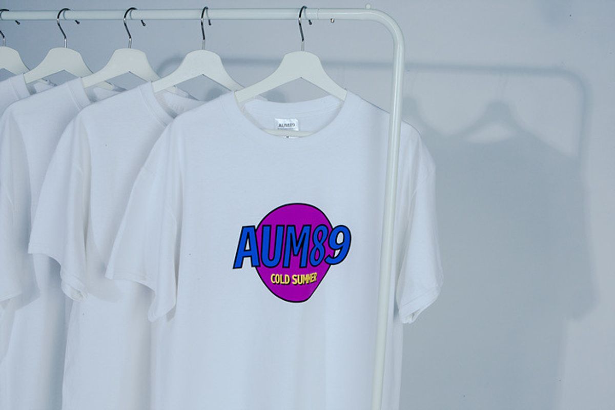 아움89(AUM89) 콜드 썸머 로고 티셔츠 (화이트)
