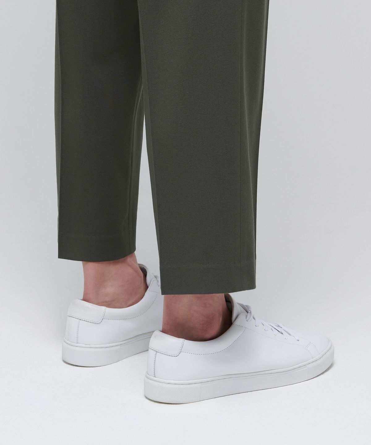 무신사 스탠다드(MUSINSA STANDARD) 라이트웨이트 루즈 테이퍼드 히든 밴딩 크롭 슬랙스 [더스티 카키]