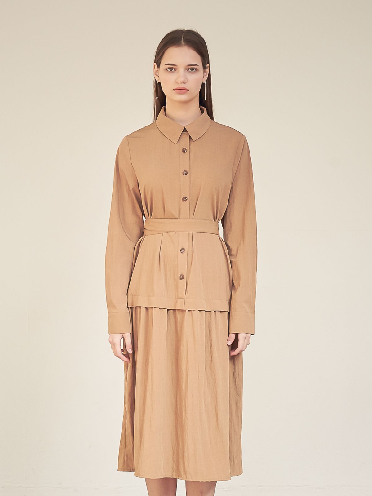 아쿠드(ACUD) Gaia Shirring Shirt One-Piece_Camel