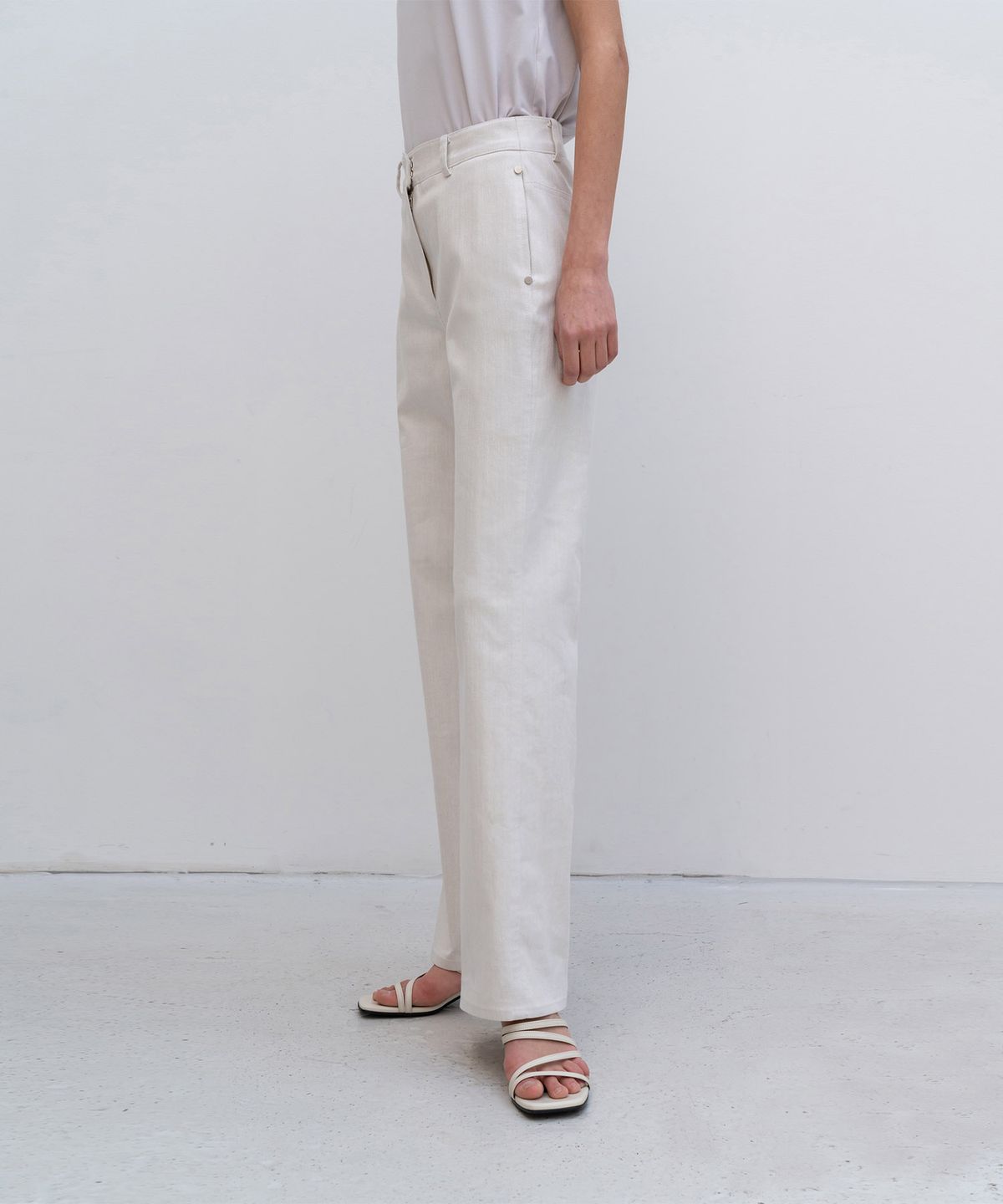 리이(RE RHEE) RIVET DETAILS STRAIGHT DENIM JEANS
