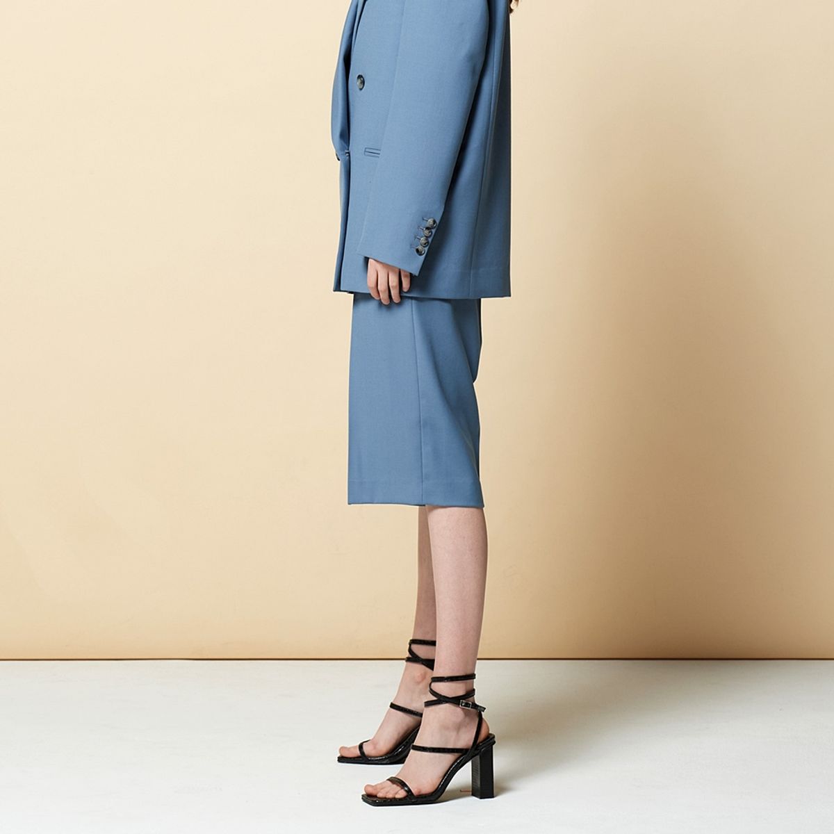 핀블랙(PINBLACK) TAILORED SET-UP WOOL BERMUDA PANTS BLUE