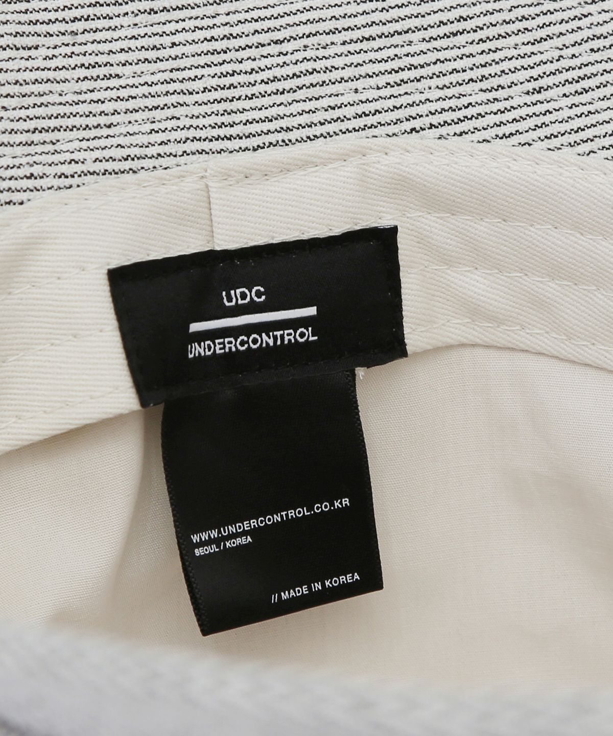 언더컨트롤(UNDERCONTROL) SQUARE BUCKET / HOLIDAY / BK STRIPE