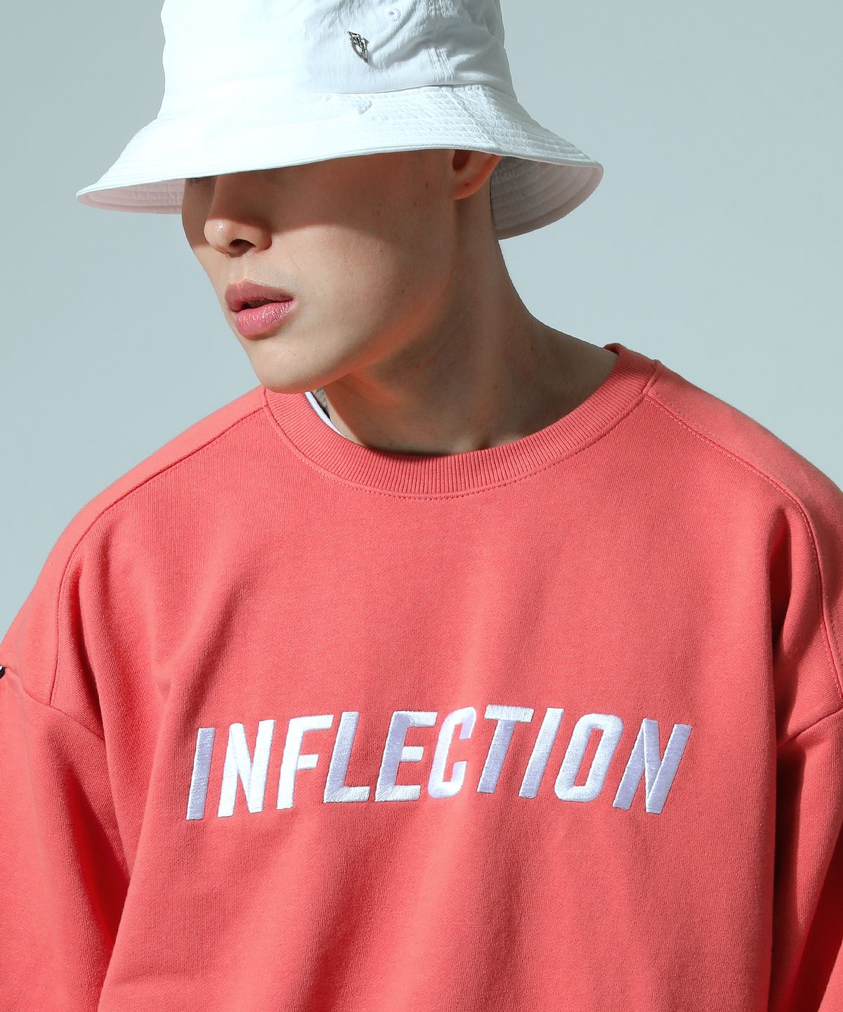바우스트(BAUST) 인플렉션 자수 버클 슬리브 오버핏  맨투맨[CORAL PINK]