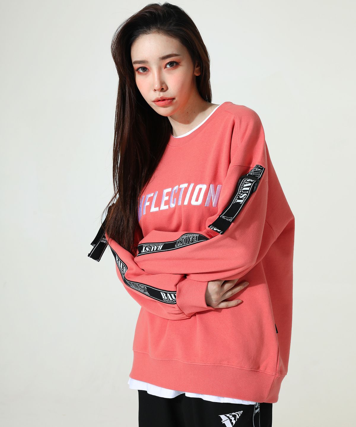 바우스트(BAUST) 인플렉션 자수 버클 슬리브 오버핏  맨투맨[CORAL PINK]