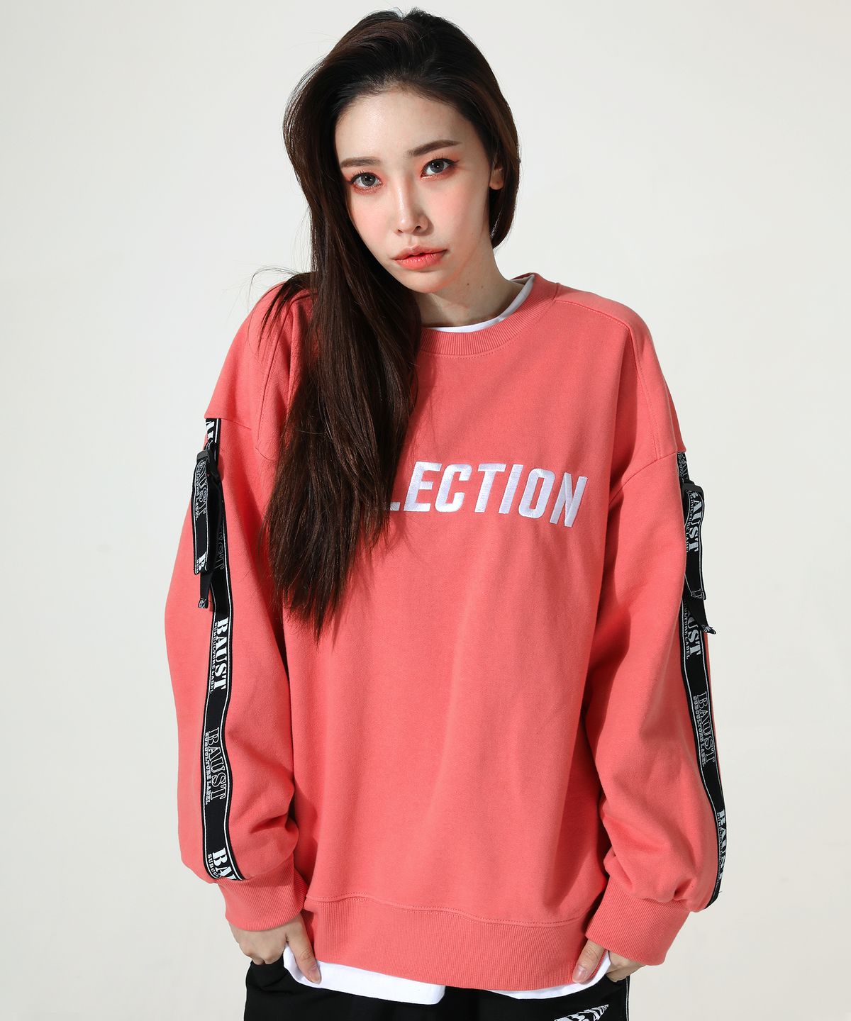 바우스트(BAUST) 인플렉션 자수 버클 슬리브 오버핏  맨투맨[CORAL PINK]