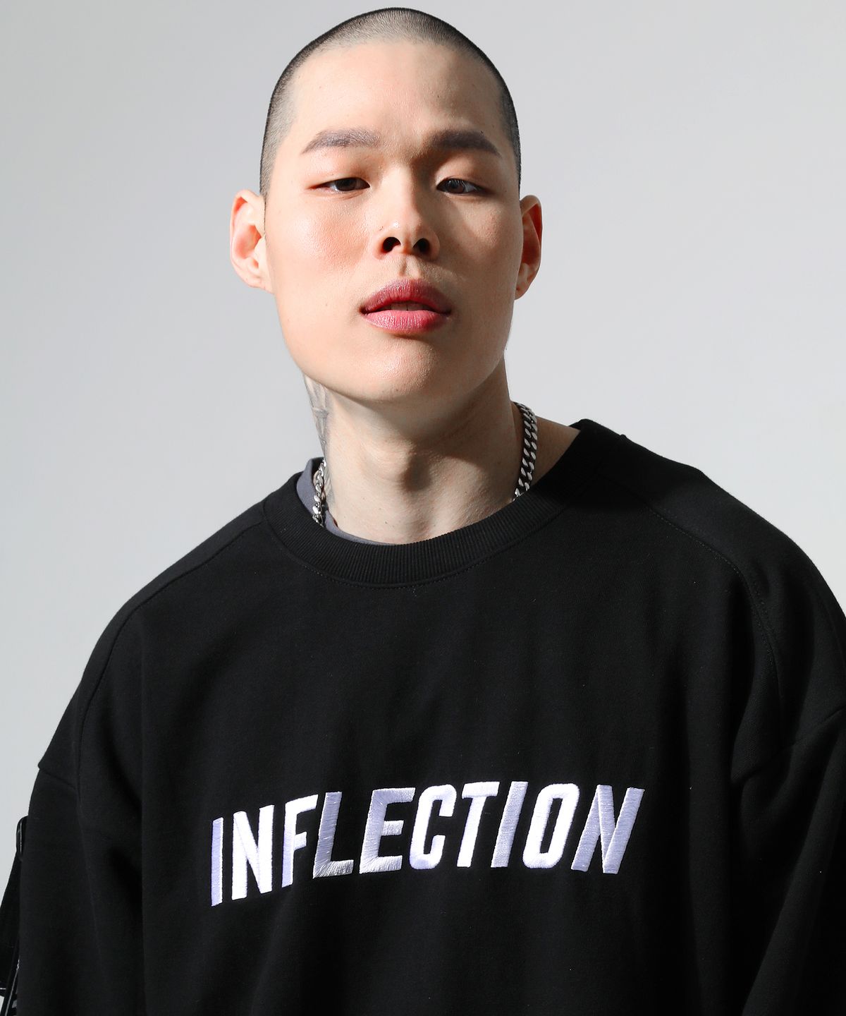 바우스트(BAUST) 인플렉션 자수 버클 슬리브 오버핏 맨투맨[BLACK]