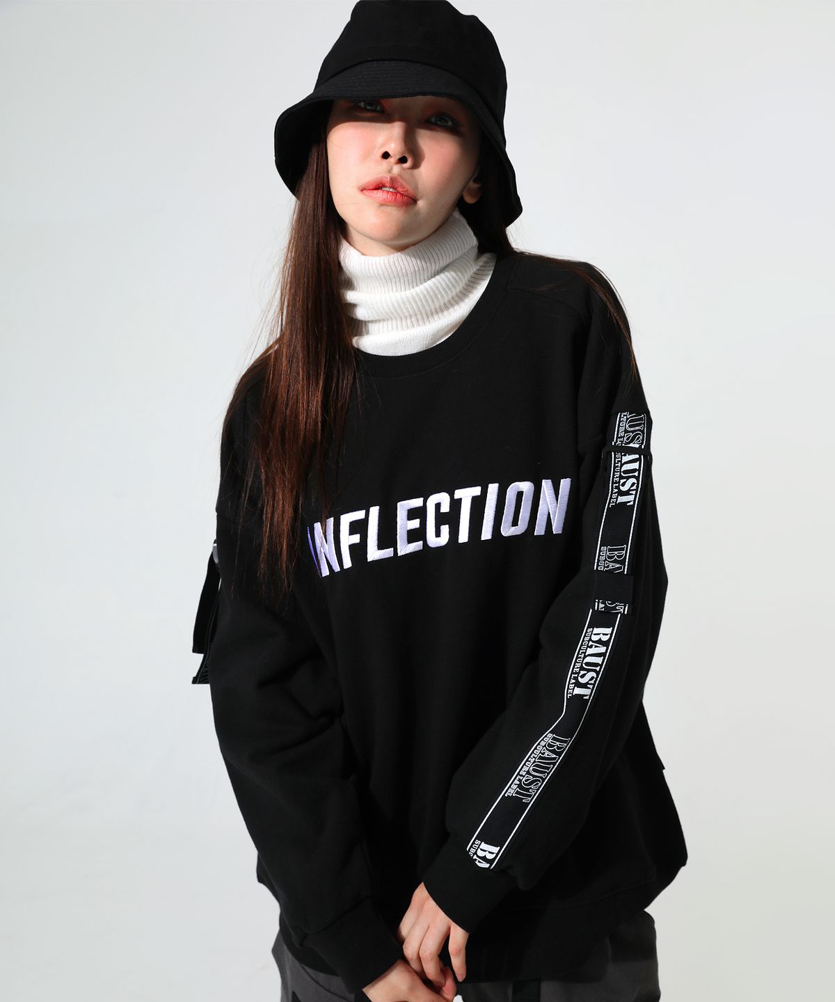 바우스트(BAUST) 인플렉션 자수 버클 슬리브 오버핏 맨투맨[BLACK]
