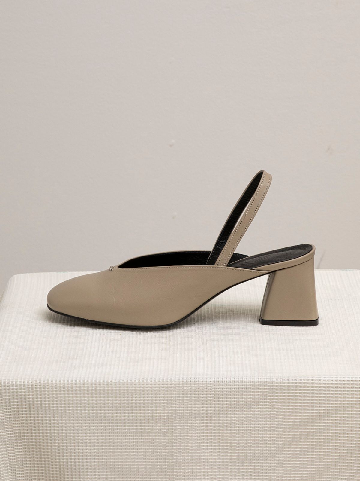 바이언스(BYEUUNS) BKP20218 LENA CURVED TOE SLINGBACK LIGHT KHAKI