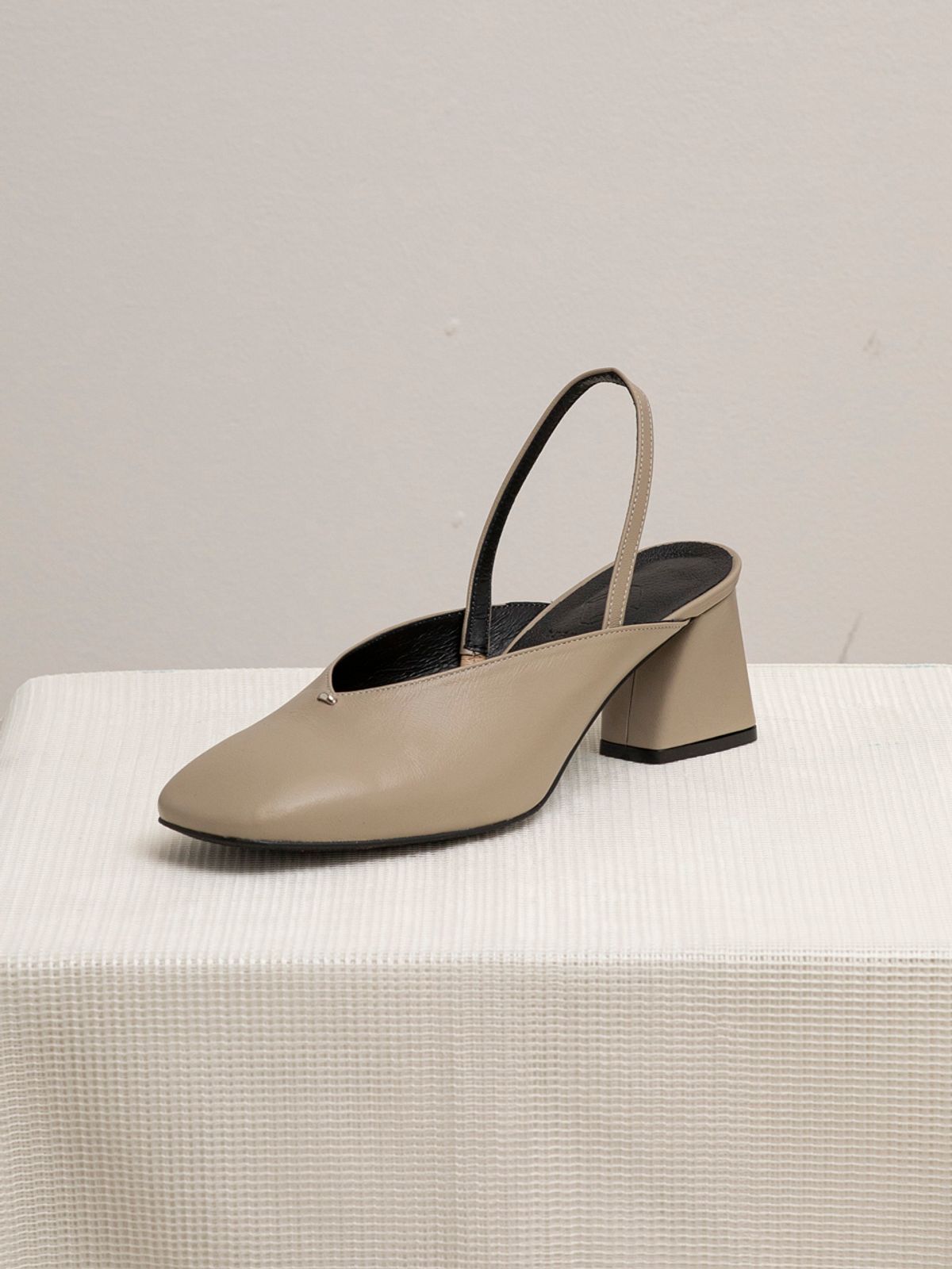 바이언스(BYEUUNS) BKP20218 LENA CURVED TOE SLINGBACK LIGHT KHAKI