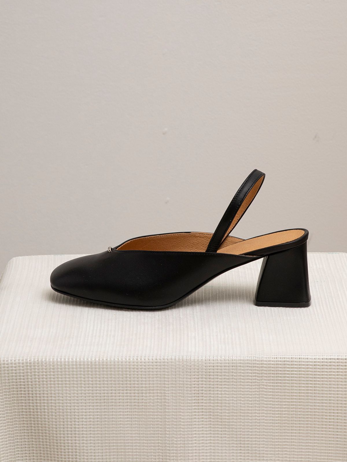 바이언스(BYEUUNS) BKP20218 LENA CURVED TOE SLINGBACK BLACK