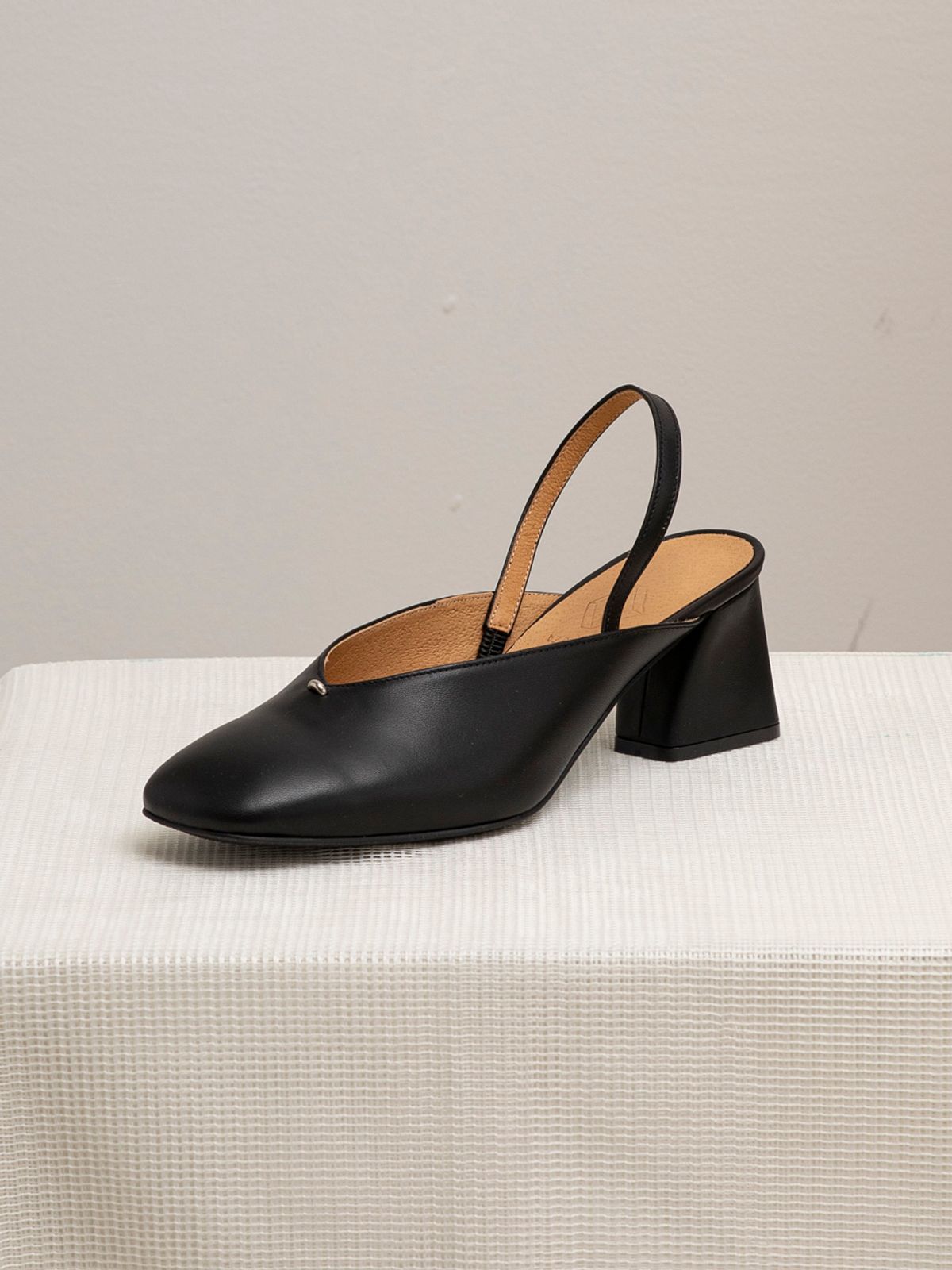 바이언스(BYEUUNS) BKP20218 LENA CURVED TOE SLINGBACK BLACK