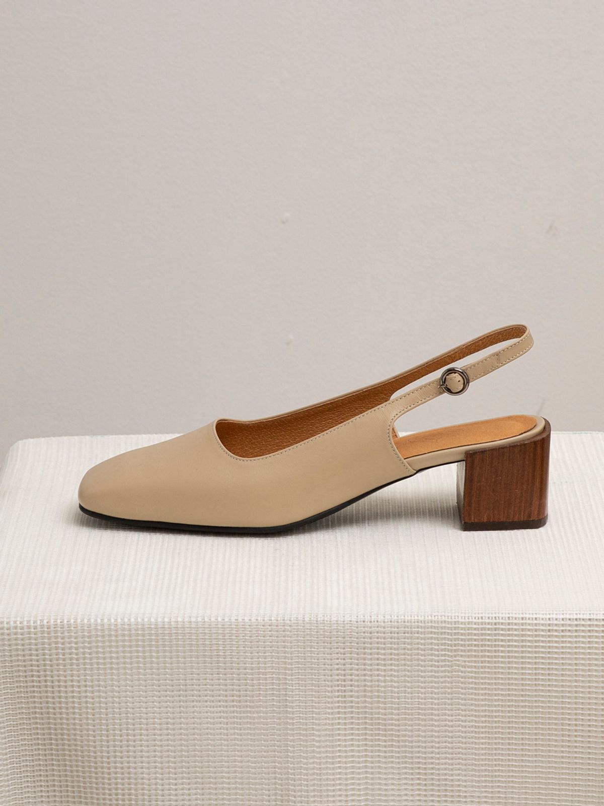 바이언스(BYEUUNS) BKP20212 REI SLINGBACK BEIGE