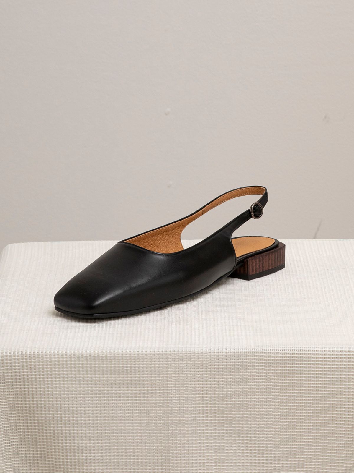 바이언스(BYEUUNS) BKP20212 REI SLINGBACK BLACK
