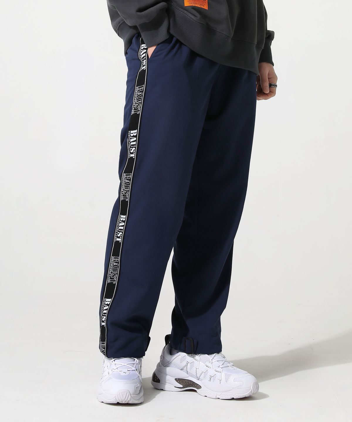 바우스트(BAUST) 크롭 슬랙스 변형 버클 조거팬츠[NAVY]