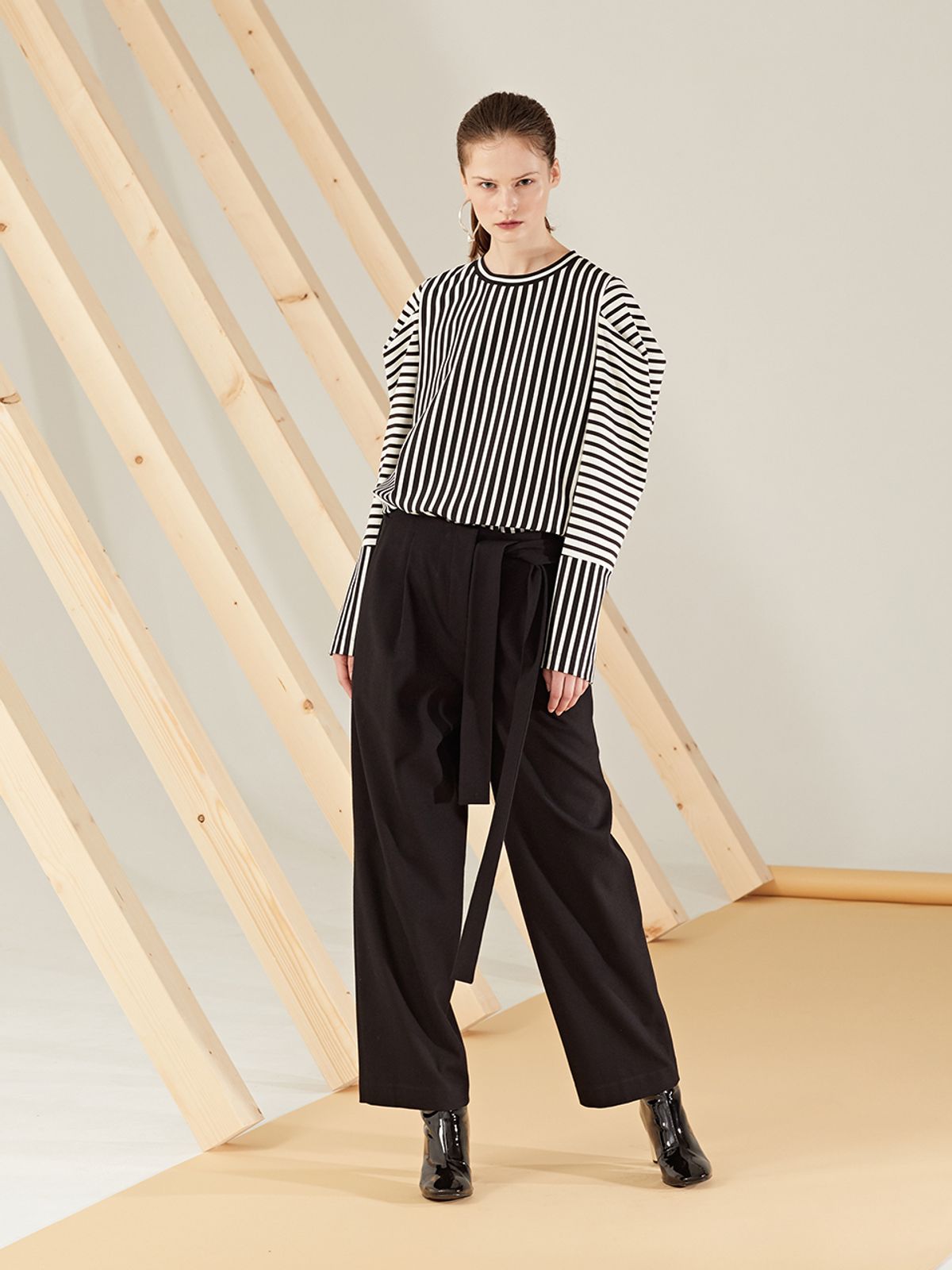 르이엘(LE YIEL) Tuck Detail Long Pants_Black