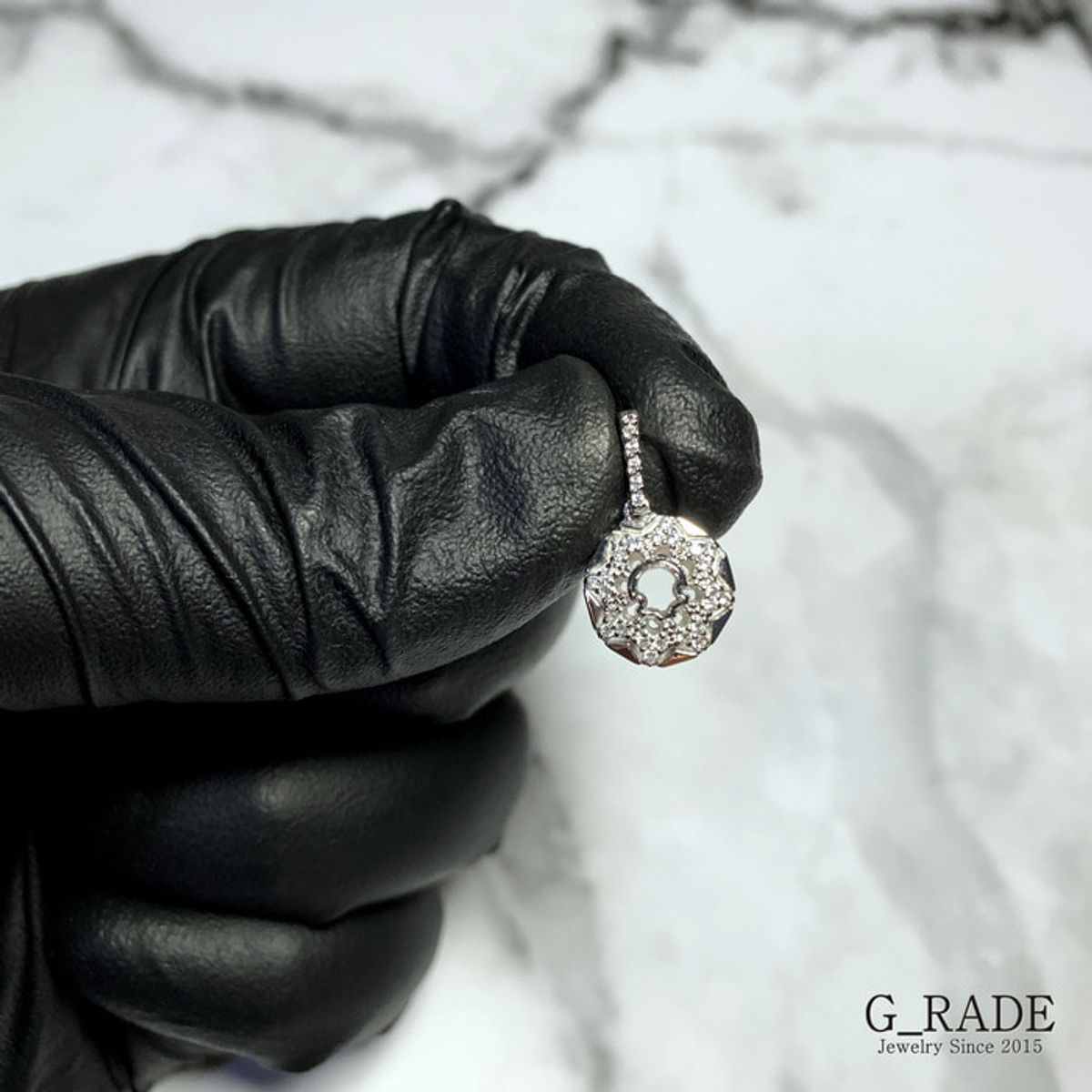지레이드(G_RADE) Eight Triangles Compass Necklace