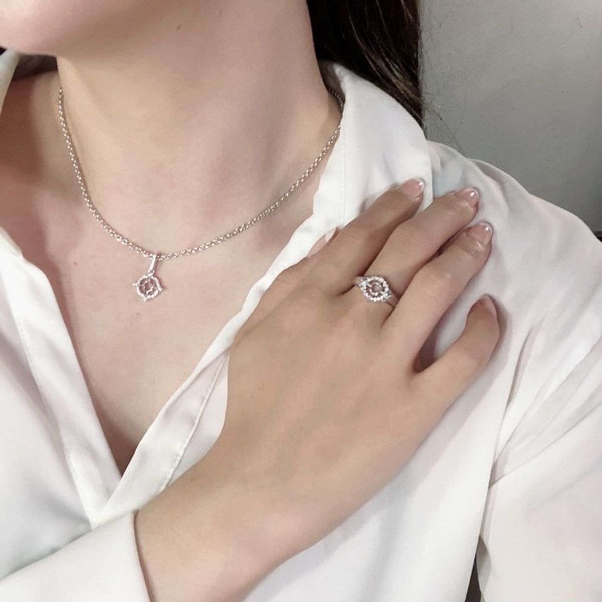 지레이드(G_RADE) Small 4way Compass Necklace